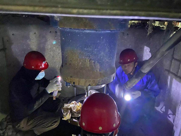 矸石項(xiàng)目部開(kāi)展設(shè)備維保工作 矸石項(xiàng)目部開(kāi)展設(shè)備維保工作