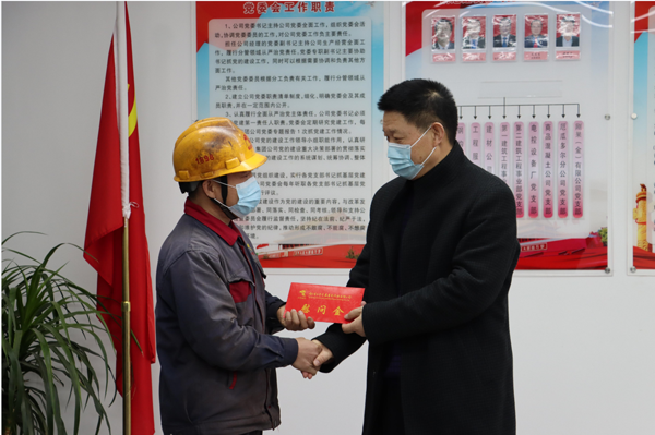 集團公司黨委委員、副總經(jīng)理胡新付到公司走訪慰問