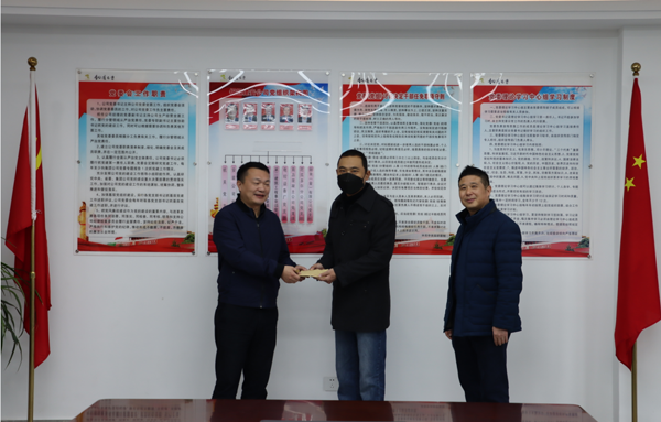 集團公司黨委委員、副總經(jīng)理胡新付到公司走訪慰問